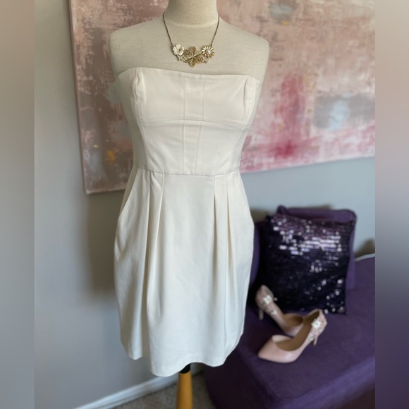 BCBG white strapless dress with pockets and structure NWT size 12 - Picture 1 of 13
